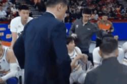 关于皇马场边指挥情绪激动，AC米兰队员怒摔水瓶的信息